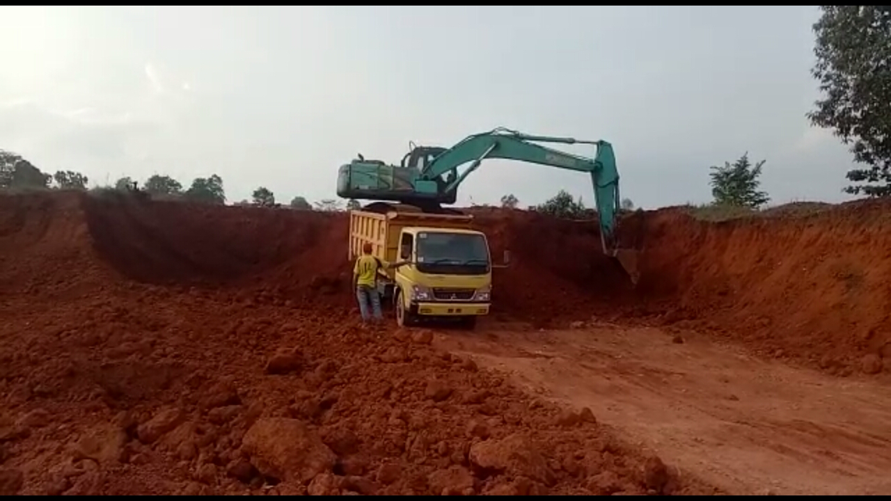 PEMBANGUNAN PROYEK KAWASAN INDUSTRI DAN PELABUHAN MILIK PT. BORNEO ALUMINDO PRIMA (HANGZHOU JINJIANG GRUP) DIDUGA DIBANGUN MENGGUNAKAN MATERIAL TIMBUNAN DARI GALIAN C ILEGAL 