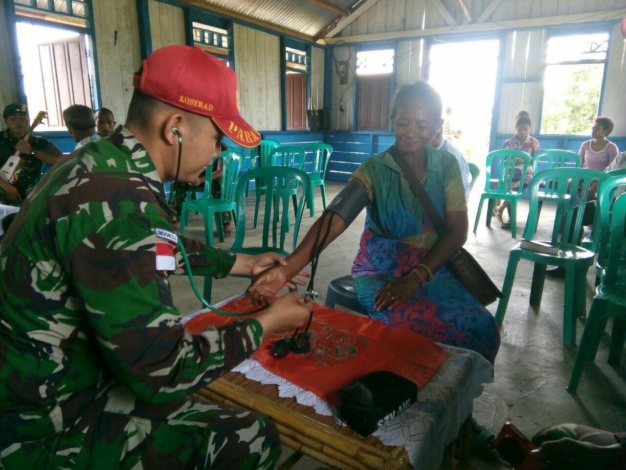 HARI PERTAMA PENUGASAN, SATGAS YONIF PR 501 KOSTRAD LAKSANAKAN PEMERIKSAAN KESEHATAN MASYARAKAT DI KAMPUNG YOWOONG