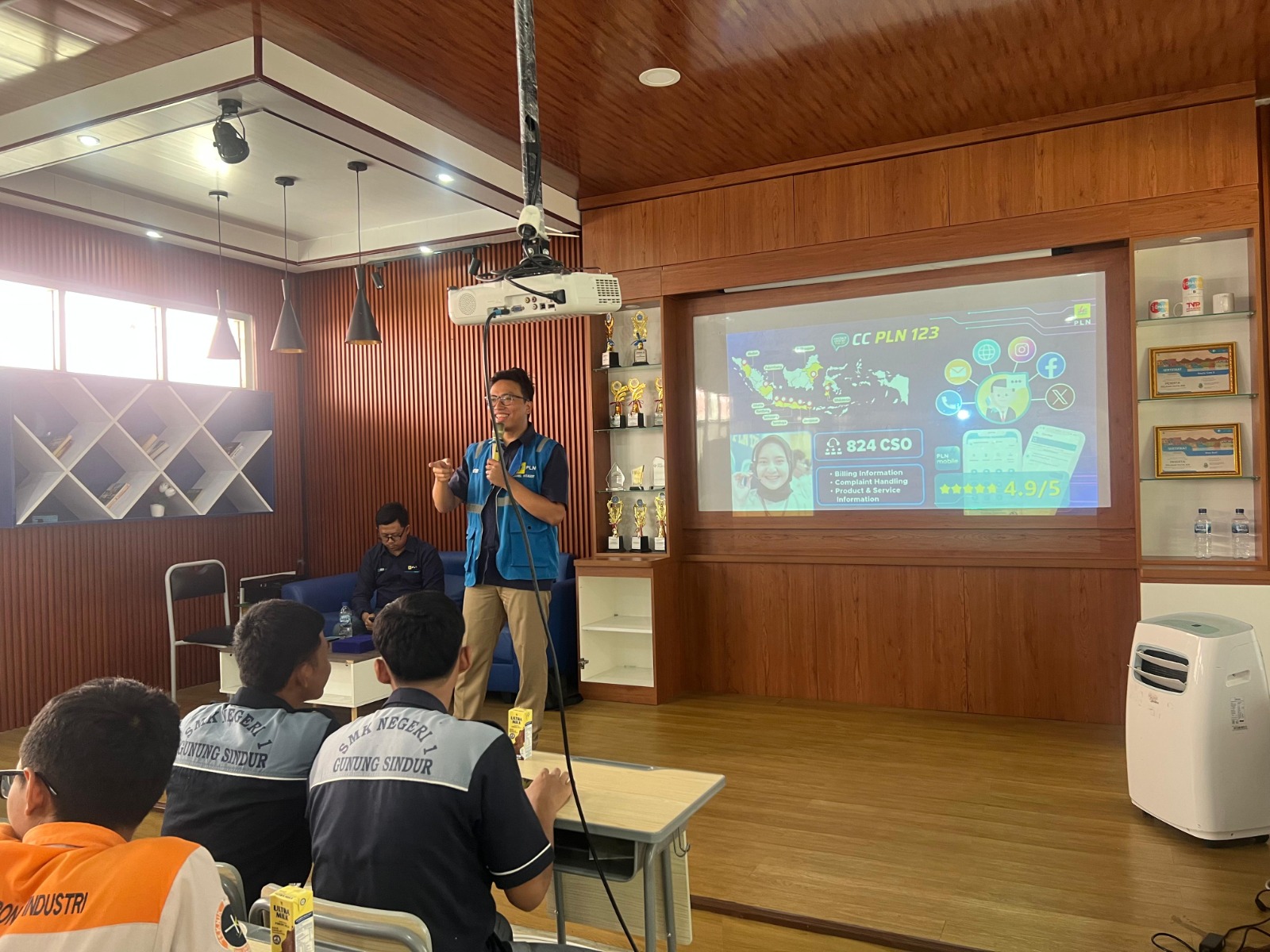 PLN ULP Sawangan Gelar "PLN Mobile Goes To School" di SMK Negeri 1 Gunung Sindur