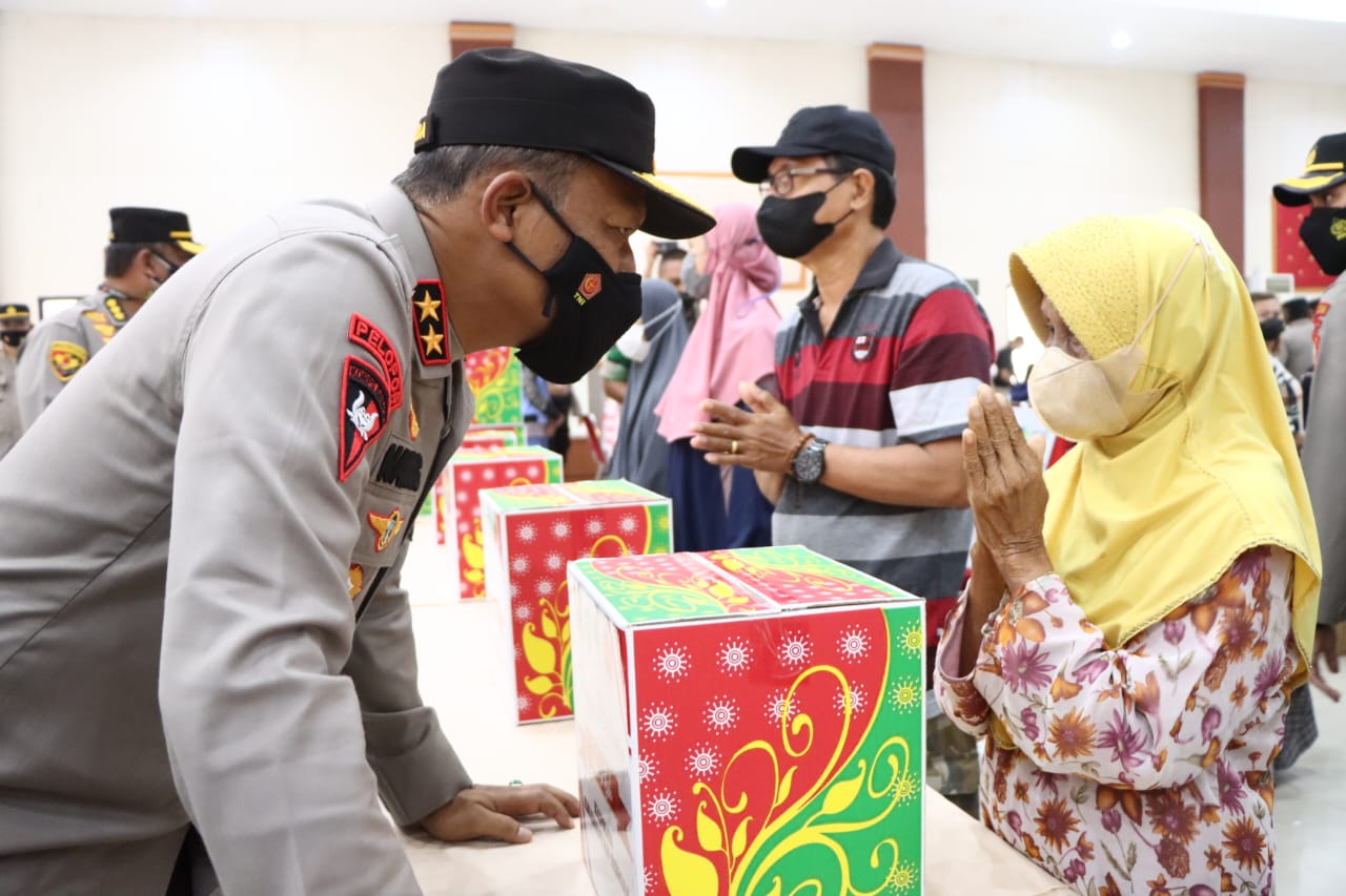 Targetkan 1000 Dosis, Kapolda Kalteng Tinjau Vaksinasi Massal Dan Bagikan Sembako di Sampit
