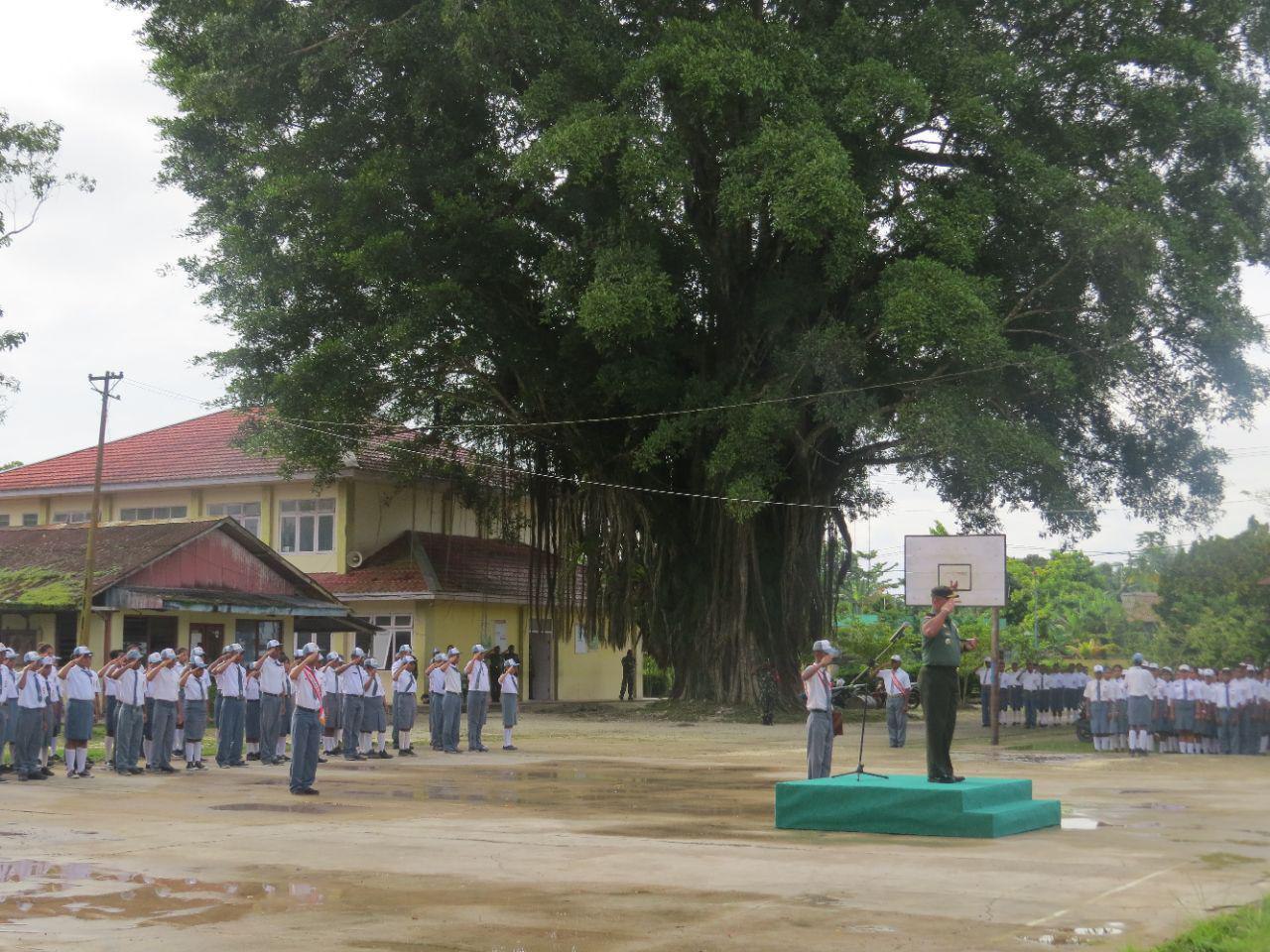 DANDIM 1708/BN BERTINDAK SEBAGAI PEMBINA UPACARA DI SEKOLAH SMA YPK 1 BIAK