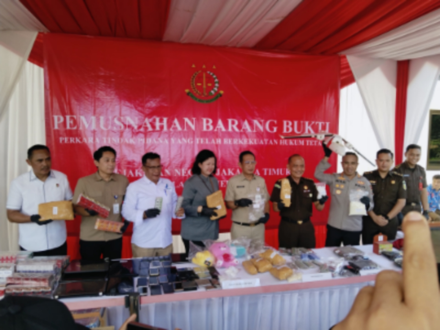 Jaksa dan Polisi Jakarta Timur Bakar Narkoba, Rokok Ilegal, hingga Bukti Teroris! Ini Fakta Mengejutkannya