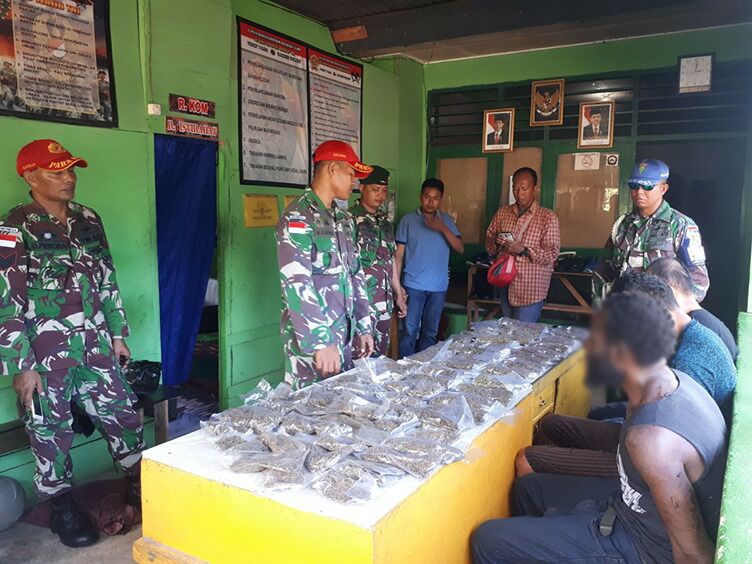 Satgas Perbatasan Kejar-Kejaran Dengan Pelaku Pembawa 76 Paket Ganja