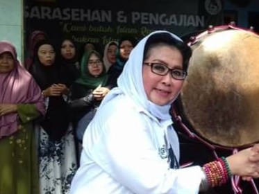 Air Mata Bahagia Keluarga NTT Dapat Kado Natal dari Wanita Muslim Berdarah Madura, Begini Kisahnya