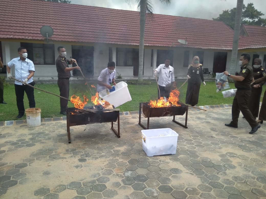 Kejari Pelalawan Riau Musnakan Barang Bukti Perkara Tindak Pidana