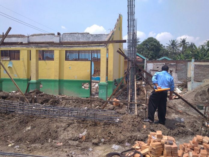 PROYEK GEDUNG SDN 01 KARANG SETIA BEKASI TIDAK TRANSPARAN, DIDUGA ADA KONGKALIKONG ANTARA PEMBORONG DENGAN PIHAK SEKOLAH