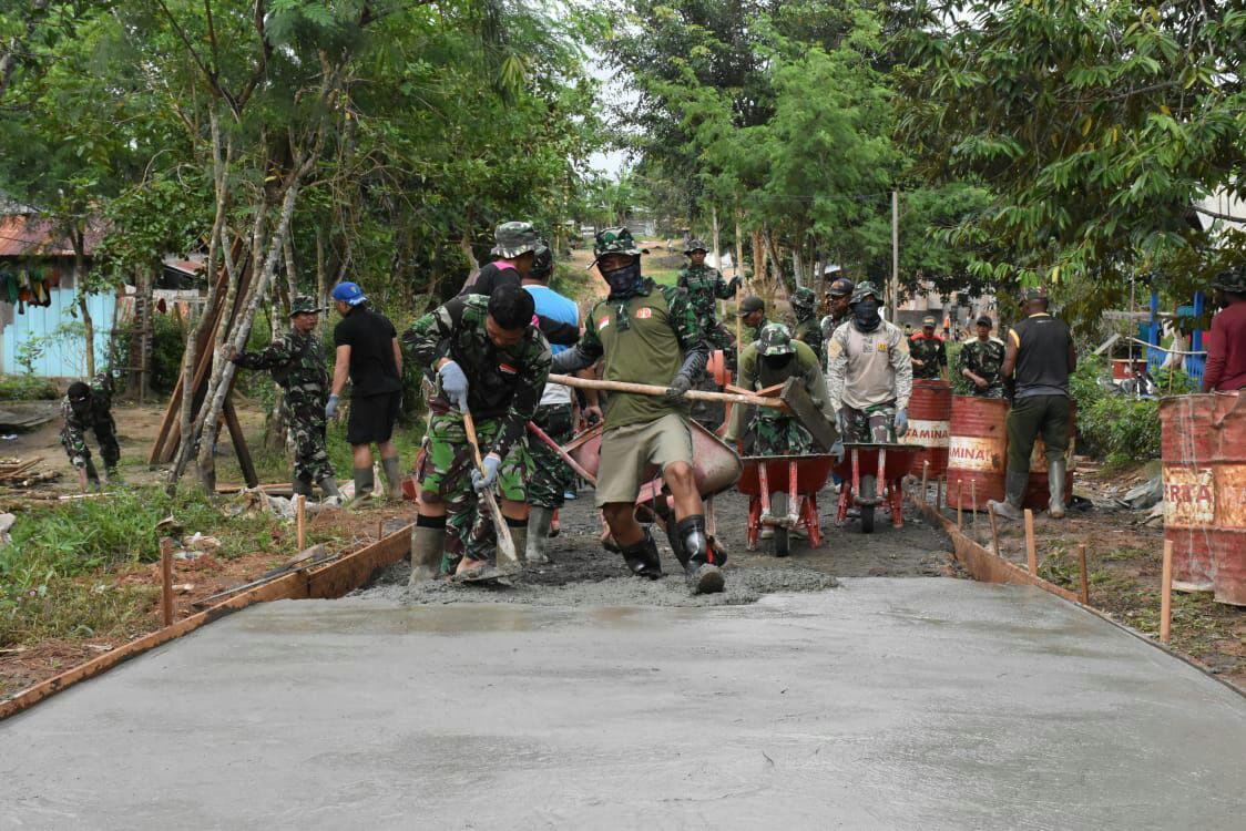 Satgas TMMD Lakukan Pekerjaan Pengecoran Jalan