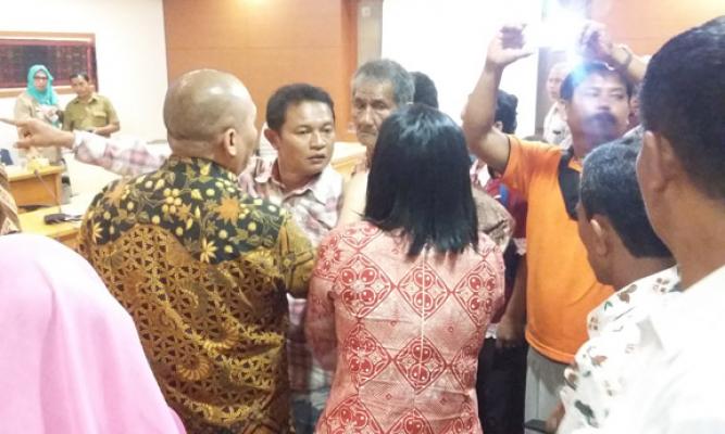 Heboh DPRD SUMUT ( Pansus Tanah ) Ricuh , Nyaris Adu Jotos Dengan Masyarakat
