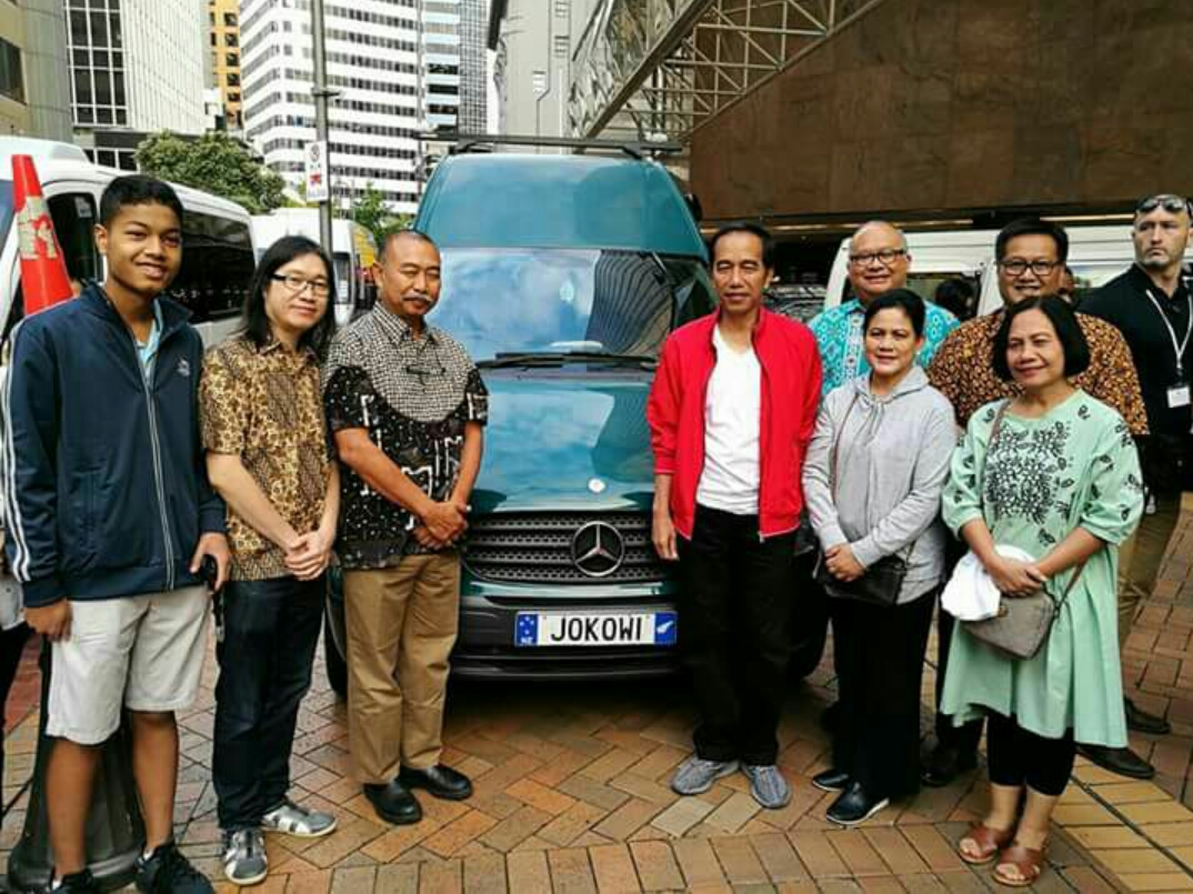 Presiden Jokowi Menandatangani  Mobil Berplat Nomor  "JOKOWI", di Selandia Baru.