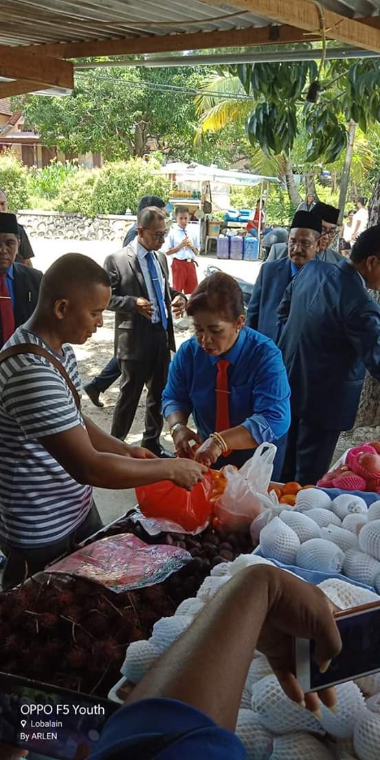 Terpantao Sehabis Pidato Perdana,  Paulina Haning Bullu Blusukan Temui Sejumlah PKL di Kota Ba’a   