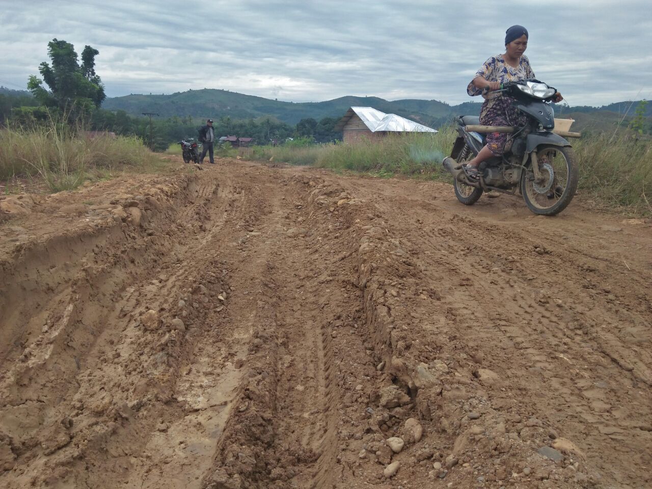 Masyarakat Mompang II  Keluhkan Jalan Rusak Tak Kunjung Diperbaiki