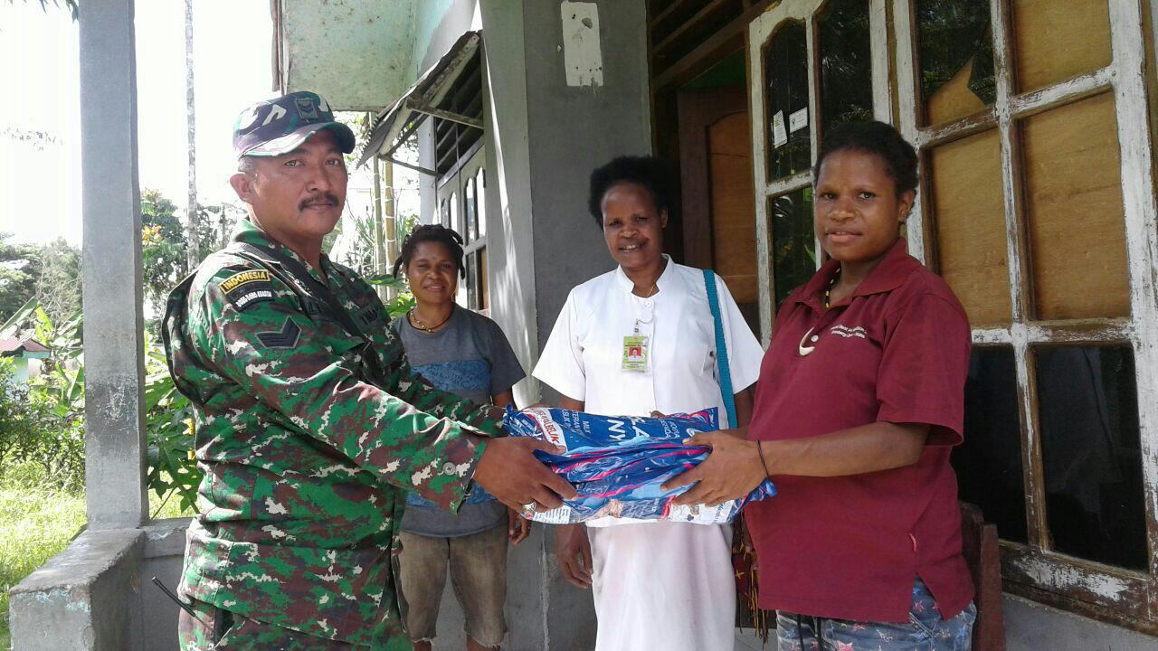 Babinsa Koramil 1710-02/Timika Dan Petugas Puskesmas Bagikan Kelambu Pada Warga Kampung Bintang Lima