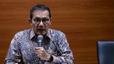 Penyidik KPK menetapkan Bupati Halmahera Timur Rudi Erawan sebagai tersangka Korup Rp 6,3 miliar