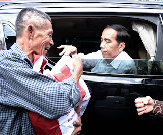 Presiden Bagikan Paket Sembako  Sebelum Kembali Ke Jakarta