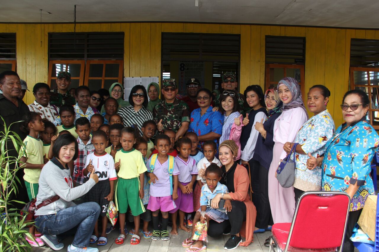 Wujud Kepedulian, Persit KCK PD XVII/Cenderawsih Bagi Bingkisan Kepada Anak-Anak PAUD