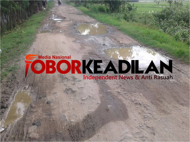 WARGA TANARA, SERANG, BANTEN, MENGELUH DENGAN KONDISI JALAN YANG REMUK REDAM