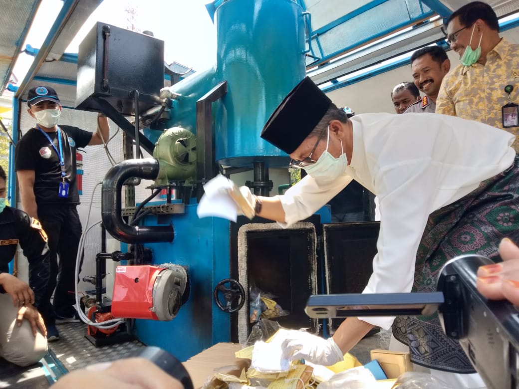 Kejari Batam Musnahkan Barang Bukti Kejahatan