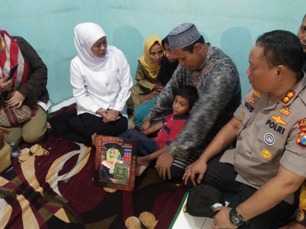 Gubernur Khofifah Tinjau dan Santuni  Korban Runtuhnya Atap SDN Gentong-Pasuruan