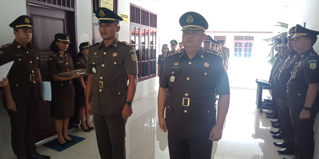 Kejari Tobasa Lantik Kasi Intel yang Baru Gilbert A.N.P Sitindaon, SH dari Pejabat Lama Revendra, SH.MH