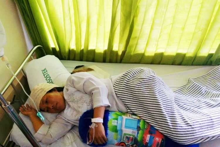 Anak didik Pelajar SMP Hajar Guru Perempuan dengan Kursi