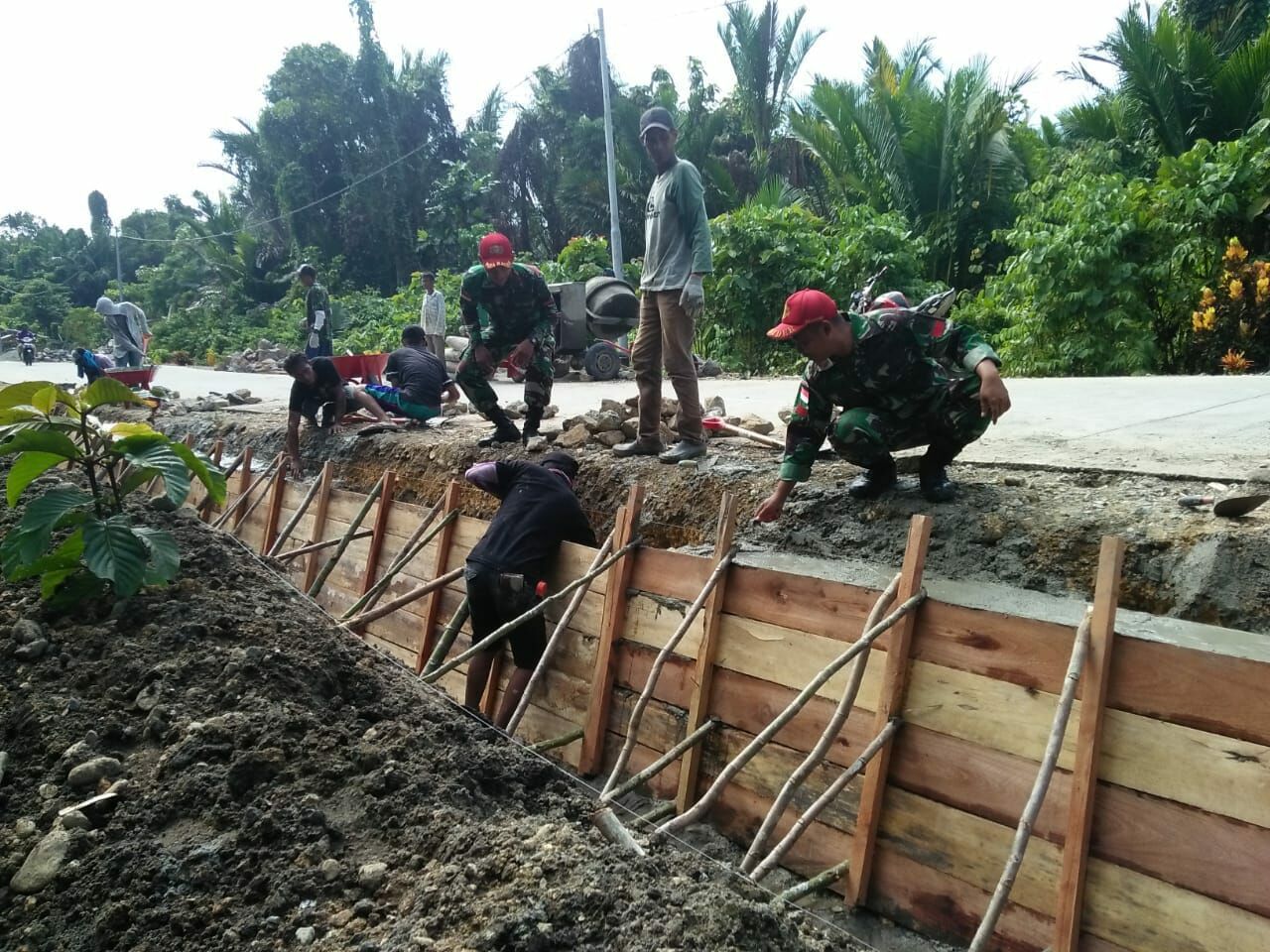 Satgas Yonif PR 501 Kostrad Bersama Warga Perbaiki Jalan Yang Rusak