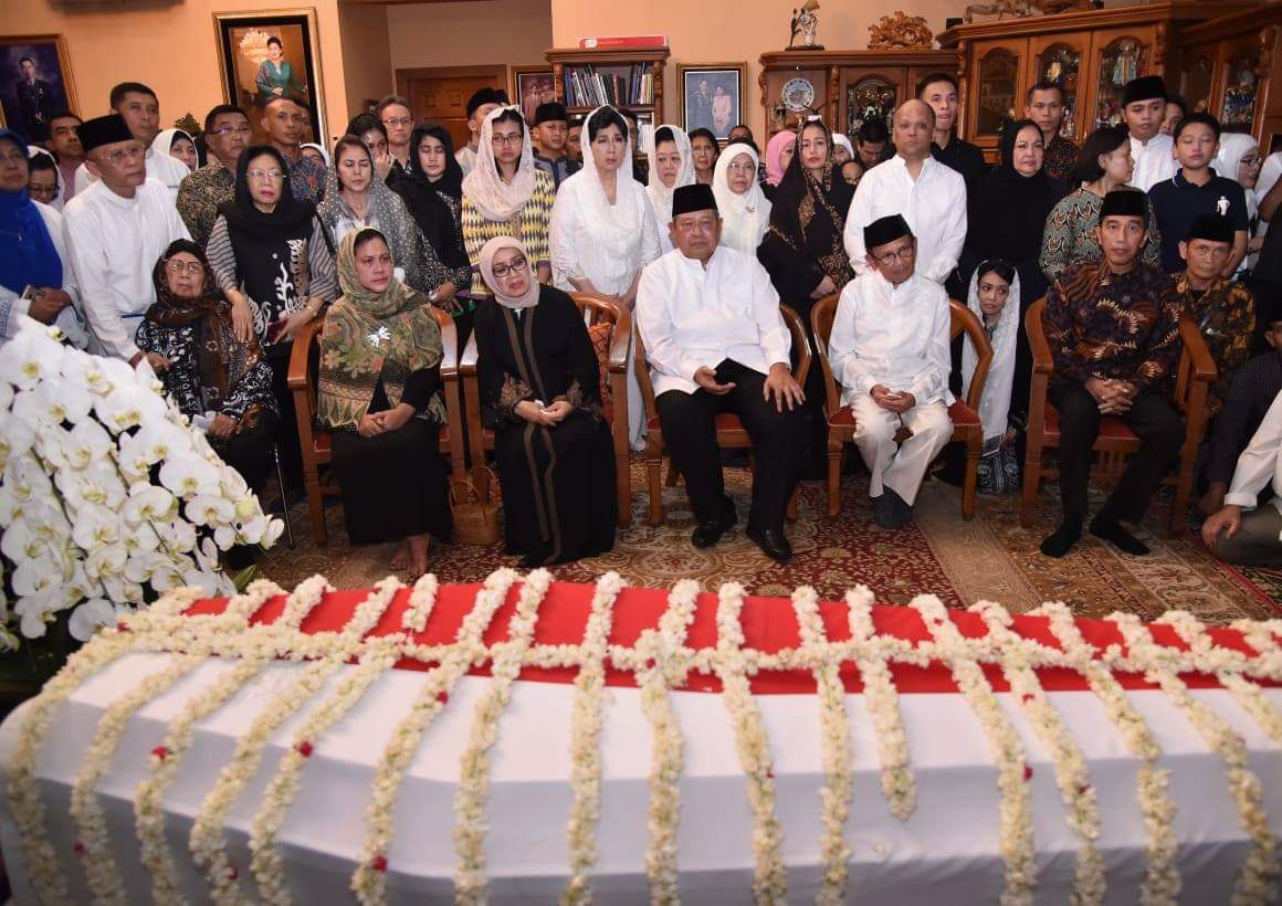 Presiden Jokowi dan Ibu Iriana Melayat Ibu Ani Yudhoyono