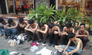 HADEUH !!! DI SURUH SEKOLAH KOK BAWA CELURIT , KINI GOL DI TANGAN POLISI