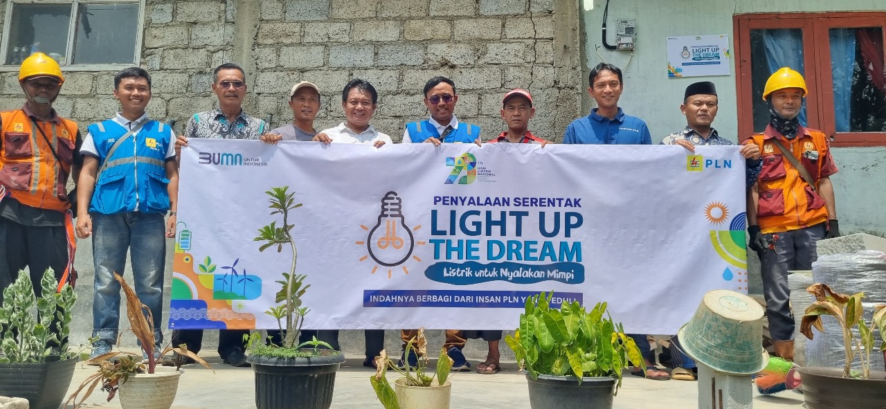 Memperingati Hari Listrik Nasional dan Sumpah Pemuda, PLN ULP Cibinong Berikan Cahaya Baru bagi Majlis Taklim Al-Muklis Melalui Program Light Up The Dream