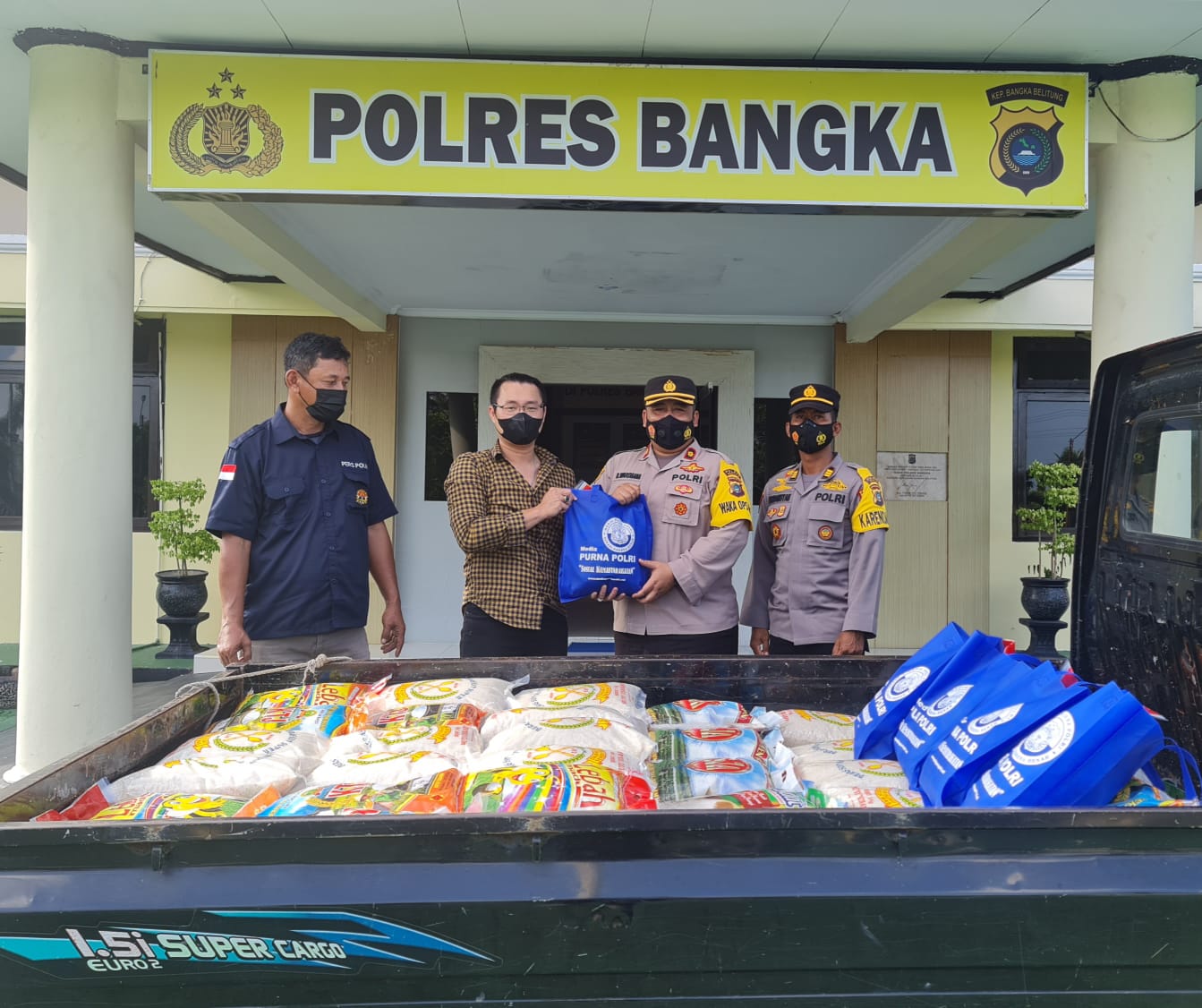 Media Purna Polri Salurkan 100 Karung Beras ke Polres Bangka Untuk Giat Sosial