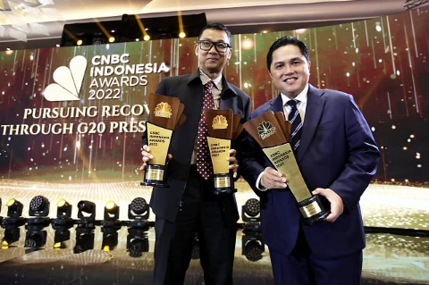 Direktur Utama PT PLN (Persero), Darmawan Prasodjo Dinobatkan sebagai CEO of The Year
