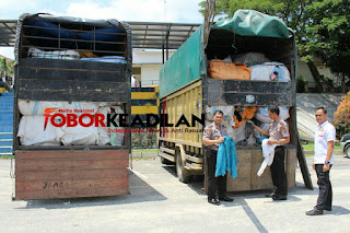 Polres Pelalawan Amankan Pakaian Monza alias Rombengan 100 Ballpress