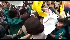 Aksi Demo  Di  Bawaslu Ricuh  ,  Mahasiswa Terkena Pukulan Petugas