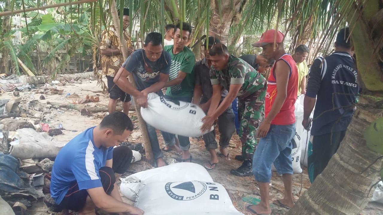 TNI Aceh Selatan dan Warga Buat Tanggul Penahan Ombak di Lhok Pawoh