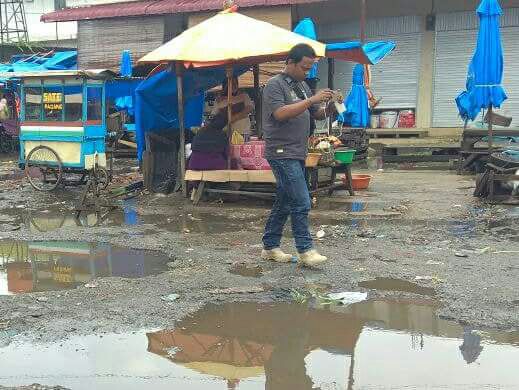 Pedagang Pasar inpres Sadabuan  Padangsidimpuan  Keluhkan Kerusakan Jalan