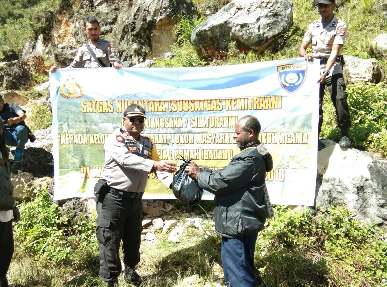 Polres Paniai Beri Bantuan Sarkon Kepada Warga Kampung Awabutu