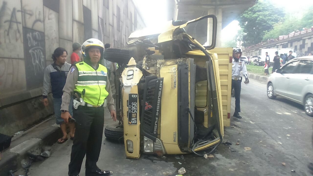 DI DUGA REM BLONG, COLT DIESEL MITSUBISHI BOX MENABRAK PEMBATAS JALAN UNDER PASS DI BOGOR HINGGA TERBALIK