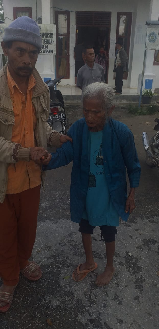 BST Tidak Tepat Sasaran Sulung Naiborhu (98) Datangi Kantor Lurah Parsoburan