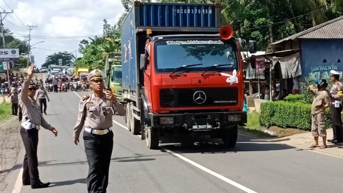 Brak !!  Terjadi Kecelakaan Beruntun  Di Jalan Lintas Barat, Mengakibatkan Macet Total