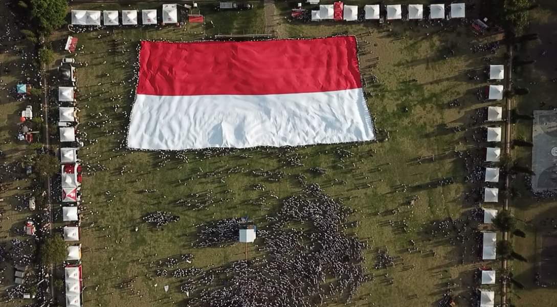Bentangkan Bendera Merah Putih Raksasa,   Kapolda Bali Ajak Generasi Millennial Gelorakan Semangat Persatuan dan Kesatuan 