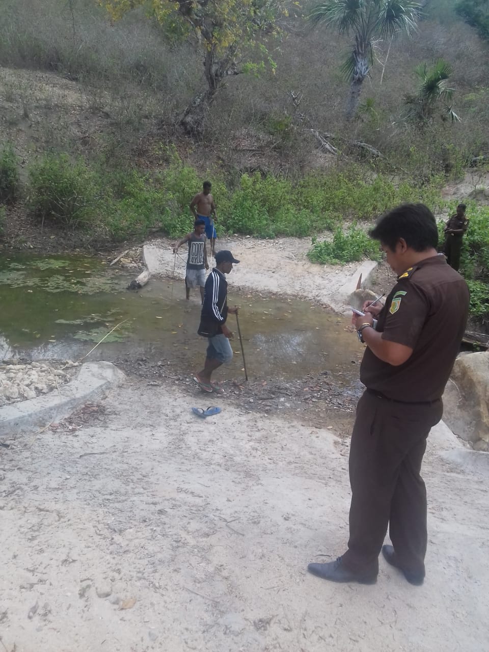 Tim Intelejen Kajari Rote Resmi Melakukan Pengecekan Pengerjaan Fisik Dana Desa Tahun Anggaran 2017 di Desa Lidamanu
