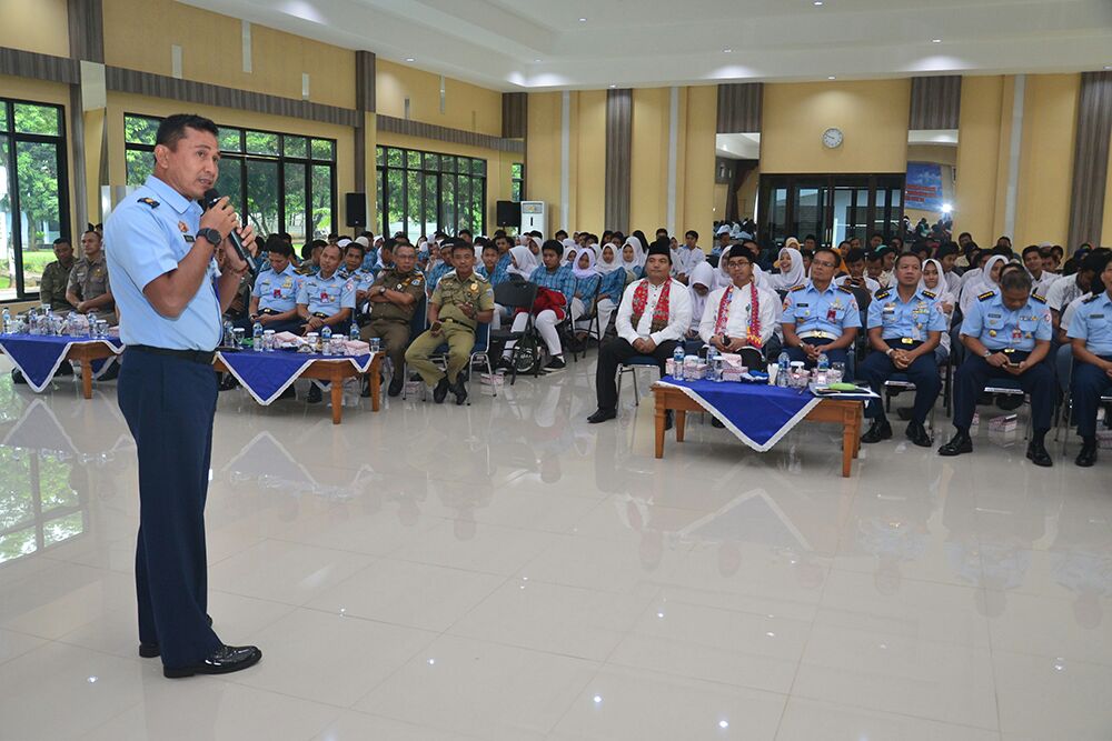 Perkuat Kemanunggalan TNI-Rakyat, 200 Pelajar SMA dan Tokoh Masyarakat Ikuti Ceramah Komsos di Makoopsau I