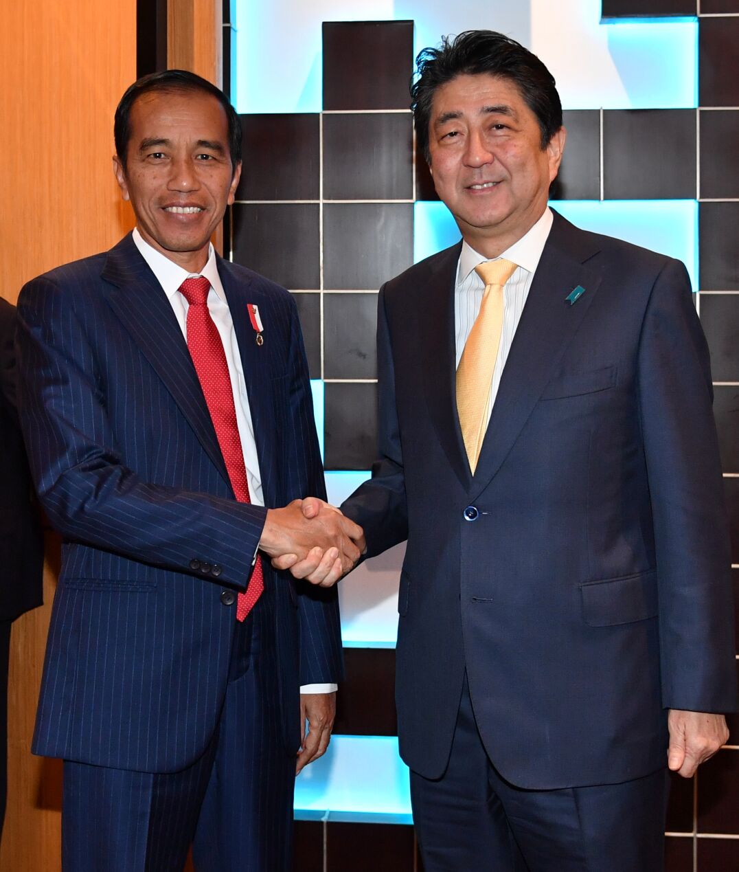 PM ABE PUJI IKLIM INVESTASI INDONESIA , SAAT BERTEMU PRESIDEN REPUBLIK INDONESIA JOKOWI
