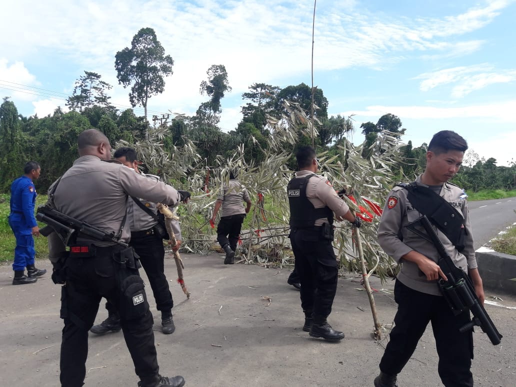 Pembongkaran Palang Dilakukan Oleh Polisi Di Jalan Pelabuhan Arar