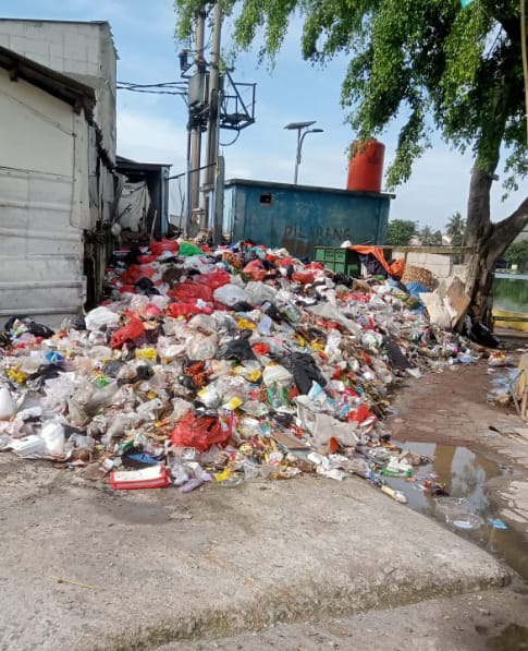 Bentuk Protes, Obor Panjaitan Ajak Pemuda Karang Taruna Bawa Sampah Ke Halaman DPRD Depok