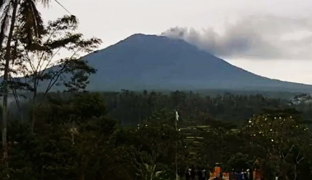Gunung Agung Bali Meletus Mengeluarkan Debu Vulkanik