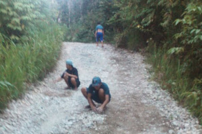 Jalan Rusak, Masyarakat Gotong Royong Untuk Perbaiki Jalan, Dimana PemKot?