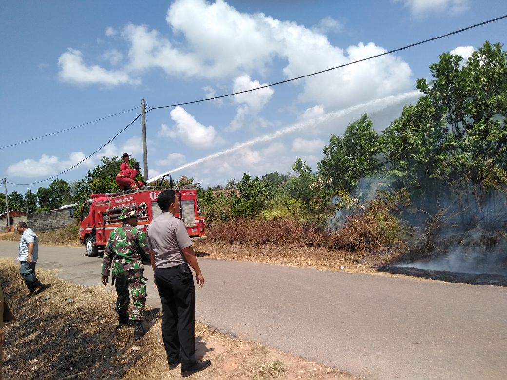 3 JAM BABINSA MURSALIN BERSAMA WARGA JINAKAN KOBARAN API YANG MEMBAKAR LAHAN KOSONG