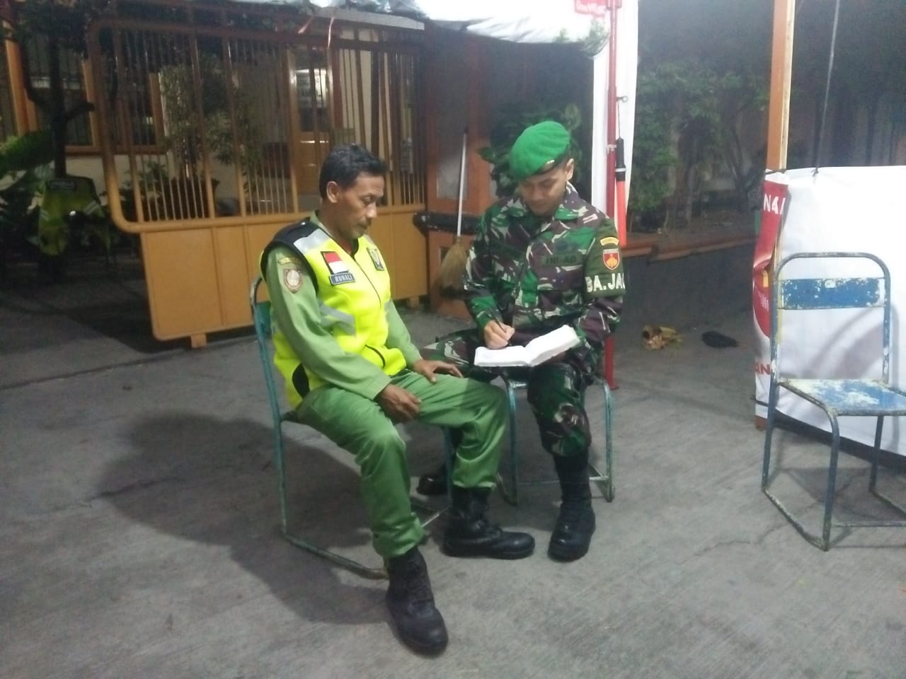 Patroli Malam Sambil Komsos, Itulah yang di Lakukan Piket Koramil 03/Serengan