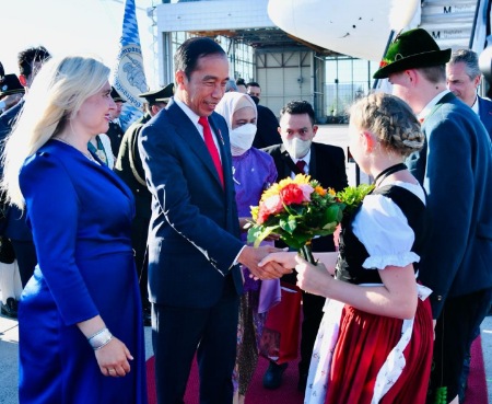 WNI di Munich Jerman Antusias Sambut Presiden Jokowi dan Ibu Iriana di Hotel Menginap Tgl 26 Juni 2022 