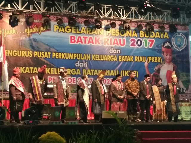RIBUAN WARGA BATAK BANJIRI PAGELARAN SPECTAKULER SENI BUDAYA BATAK DI RIAU.